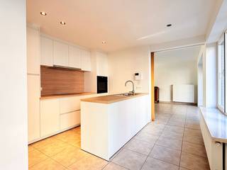 Dit lichtrijke instapklare appartement bevindt zich op de eerste verdieping binnen de residentie en geniet van een uiterst gunstige ligging,...