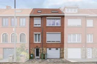 Ruime en uitstekend gelegen gezinswoning in een rustige straat met weinig doorgaand verkeer te Koningslo. Dit huis bevindt zich nabij openbaar vervoer, scholen, supermarkten en belangrijke invalswegen.De indeling is als volgt:Gelijkvloers:- Praktische inkomhal- Inpandige garage met oprit- Wasberging uitgerust met douche- Apart toilet- Hal ingericht als dressing met toegang tot tuin- Eerste slaapkamer of polyvalente ruimteEerste verdieping:- Lichtrijke leefruimte- Te moderniseren keukenTweede verdieping:- 3 comfortabele slaapkamers- Op te frissen badkamerZolderverdieping:- Volledig afgewerkte zolderkamer- Recente, moderne badkamer met douche en toiletBelangrijkste troeven van de woning:- Uitstekende en gunstige EPC-score- Maar liefst 4 à 5 volwaardige slaapkamers- 2 complete badkamers- Eigen inpandige garage en oprit voor de deur- Nabijheid van alle essentiële voorzieningenDankzij de strategische ligging geniet u van een vlotte bereikbaarheid en een kindvriendelijke omgeving. Dit huis biedt alle nodige ruimte en comfort voor een groot gezin of voor wie extra werkruimte zoekt.Interesse in deze unieke opportuniteit? Neem vandaag nog snel contact met ons op om uw afspraak ter plaatse in te plannen!`Bestuursmaatregelen in het maatregelenregister: neeDeze AI-visualisaties zijn bedoeld als inspiratie. Er werd geen rekening gehouden met technische specificaties, stedenbouwkundige voorschriften of de concrete mogelijkheden tot realisatie.