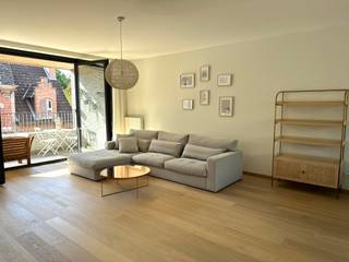 <p>Op zoek naar een modern en nieuw appartement wat nooit eerder verhuurd werd? Welkom in de Harmoniestraat 9! De straat verklapt het reeds: we bevinden ons pal in het centrum van de residentiële Harmoniewijk. Topligging in de stad: een veilige en mooie buurt, en overal dichtbij! Indeling: inkomhall met vestiaire, toilet en wasberging, zonnige leefruimte op parket met prachtige lichtinval , zalig zonneterras met zicht op beschermde gevels van herenwoningen, modern uitgeruste keuken voorzien van alle comfort, er zijn 2 slaapkamers, beiden voorzien van dressingkasten. Moderne badkamer met inloopdouche en dubbele lavabo, private kelder. Extra: gebruik gemeenschappelijke tuin en fietsenberging toegestaan! Huurprijs: €1.450 per maand + provisie €125. Huren 2 staanplaatsen mogelijk aan €150/plaats. Overkopen of huur meubels mogelijk.</p>