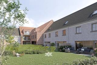 Deze comfortabele nieuwbouwwoning met een bewoonbare oppervlakte van 184 m² is gelegen op een perceel van 246 m². De indeling op het gelijkvloers is als volgt: een inkomhal met plaats voor een vestiairekast, een afzonderlijk toilet, een doorzon leefruimte voorzien van een zit- en eethoek met aansluitend de open keuken en een praktische berging. De drie volwaardige slaapkamer situeren zich op het verdiep, samen met een afzonderlijk toilet en een badkamer voorzien van een dubbele lavabo, inloopdouche en ligbad. De zolder is te bereiken via een vaste trap en kan verder afgewerkt worden om bijkomende kamers te creëren. De tuin is zuidwestelijk georiënteerd. <br /><br />Bij deze woning hoort een privatieve garagebox die is inbegrepen in de prijs. <br /><br />Residentie D'Hulhaege wordt het nieuwe referentiepunt bij het binnenrijden van Deinze vanuit de richting van Drongen. Gelegen op wandelafstand van het centrum, maar toch buiten de drukte. De ligging biedt vele troeven: een vlotte bereikbaarheid, alle voorzieningen binnen handbereik en een uitgebreid aanbod aan openbaar vervoer.<br /><br />Verlaagd BTW-tarief van 6% mogelijk op de volledige constructiewaarde, nu ook voor investeerders mits min. 15 jaar verhuur.<br /><br />Benieuwd naar het nieuwbouwproject D'Hulhaege? Een persoonlijke, vrijblijvende afspraak kan via guillian@landbergh.be of 09 278 78 79.