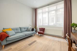 <p><span>Op zoek naar een instapklaar appartement op een toplocatie in de stad? Dan zit je hier goed. Dit charmante gelijkvloers appartement combineert een gezellige leefruimte met een moderne keuken, een rustige slaapkamer en een leuke stadskoer. Ideaal voor starters, alleenstaanden of als slimme investering, op wandelafstand van het Centraal Station.</span></p><p><span> </span></p><p><span>Licht, warm &amp; praktisch ingericht</span></p><p><span>Je komt binnen in de inkomhal, die uitgeeft op alle ruimtes van het appartement. Vooraan bevindt zich de gezellige leefruimte van 18 m², waar het daglicht mooi binnenvalt dankzij de grote raampartijen. De mooie parketvloer en hoge plafonds zorgen hier voor een warme, aangename sfeer. Je hebt voldoende plaats voor een comfortabele zithoek én een eettafel.</span></p><p><span>Verder door wandel je richting de keuken achteraan. Die is strak ingericht met witte kasten, een 4-pits gasvuur, ingebouwde oven, dampkap en plaats voor een vaatwasser. De praktische bar maakt van deze keuken een fijne plek om snel te ontbijten of gezellig aperitieven met vrienden.</span></p><p><span>Aansluitend ligt de betegelde stadskoer, een onderhoudsvriendelijk buitenplekje met weinig inkijk waar je in alle rust kan genieten van een koffietje of een zomerse avond.</span></p><p><span> </span></p><p><span>Rustig slapen in hartje stad</span></p><p><span>De slaapkamer bevindt zich achteraan het appartement, weg van de straatzijde, waardoor je hier heerlijk rustig slaapt. Ook hier ligt dezelfde warme parketvloer als in de leefruimte en zorgen de grote ramen voor aangenaam natuurlijk licht.</span></p><p><span>De compacte badkamer is volledig betegeld en uitgerust met een douche, hangtoilet, wastafel en handdoekradiator. Alles wat je nodig hebt, netjes en praktisch ingericht.</span></p><p><span> </span></p><p><span>Unieke buurt middenin de stad</span></p><p><span>Je woont hier in ‘den Dreihoek’, een supergezellige buurt met heel wat mooie herenhuizen. Je zit hier vlakbij het centraal station, de Provinciestraat en de bruisende Turnhoutsebaan, maar daar merk je hier weinig van! Het voordeel: je bent hier goed geconnecteerd met de stad en het openbaar vervoer, hebt allerlei (buurt)winkels op afstand, net als toffe koffiebars en restaurants</span><span>.</span></p><p><span> </span></p><p><span>Maatregelenregister: in aanvraag</span></p><p><span> </span></p><p><span> </span></p>