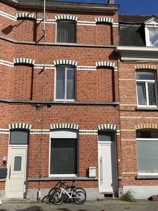 <p><span>Centraal gelegen woning. Inkom, living, woonkamer, keuken, terras met tuintje, badkamer en 3 slaapkamers. Vrij op 15/07/2026. Voor info of bezoek bel 056.21.58.00 of www.immo-lvb.be, naar pand gaan en via pand online afspraak maken.</span></p>