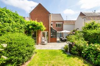 Te koop: ruime, instapklare en karaktervolle gezinswoning met 4 slaapkamers en zonnige tuin en loods!Statige woning met behoud van authenticiteit en charme met een bewoonbare oppervlakte van 280 m², gelegen op een perceel van 646 m² en combineert ruimte, comfort en een centrale ligging tussen Waregem en Kortrijk. De woning werd doorheen de jaren vernieuwd en energiezuiniger gemaakt met onder meer 14 zonnepanelen en een laadpaal.Indeling: via de royale inkomhal met gastentoilet bereikt u de gezellige leefruimte met haard, de droge kelder en de recente leefkeuken met kwalitatieve Miele-toestellen en zicht op de tuin. Op de eerste verdieping bevinden zich een bureauruimte (of slaapkamer), een badkamer en drie ruime slaapkamers. Eén slaapkamer geeft toegang tot een extra kamer die kan dienen als vijfde slaapkamer of dressing. Via een vaste trap bereikt u de volledig geïsoleerde zolder, ideaal als extra slaapkamer of hobbyruimte.Buiten geniet u van een volledig afgesloten, zonnige tuin zonder inkijk, een ruime garage met automatische poort en een grote schuur met tal van mogelijkheden.Troeven:- 280 m² bewoonbare oppervlakte- 4 slaapkamers- zonnige, volledig afgesloten tuin- ruime garage en schuur- 14 zonnepanelen en laadpaal- behoud van authenticiteit: moluren, parket, houten trap met details en marmer, ...Voor wie is dit ideaal?Ideaal voor gezinnen of wie op zoek is naar een ruimte of voor zelfstandigen.Bezoek na afspraak via: charlotte@immobeguin.be