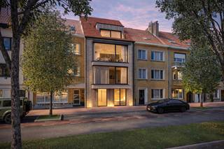 Op de eerste verdieping van Residentie "Babette" in de Bondgenotenlaan 16 te Heist-aan-Zee bevindt zich dit aangenaam 2 slaapkamer appartement dat ruimte, licht en comfort samenbrengt. <br /><br />Indeling: inkomhal met gastentoilet, aangename woonkamer die gekenmerkt wordt door een grote raampartij die niet alleen voor een overvloed aan natuurlijk licht zorgt, maar ook een aangenaam gevoel van openheid creëert. De Bondgenotenlaan is een brede laan, wat bijdraagt aan het open en aangename woongevoel. Er is een open moderne keuken met alle comfort en met toegang tot een afzonderlijke berging waar er plaats is voor een was- en droogmachine. <br />Achteraan zijn er 2 slaapkamers aanwezig alsook een badkamer met inloopdouche. Via de masterbedroom is er toegang tot het zuidwest gerichte terras, waar u de hele namiddag en avond van de zon kunt genieten.<br /><br />Dankzij de hedendaagse architectuur, de kwalitatieve afwerking en de nieuwste energienormen biedt dit appartement een duurzame woonkwaliteit op een centrale locatie, op wandelafstand van winkels, restaurants, het station en de zee.<br /><br />Aankoop aan 6% BTW mogelijk. <br /><br />Meer informatie over dit mooie project? Contacteer ons op het nummer 050/89.27.70
