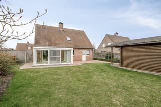 À Poelkapelle, cette maison d'angle indépendante est proposée sur un beau terrain de 600 m², avec garage et grand jardin verdoyant. Une maison...