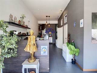 FOR SALE - Looking for a commercial space with garage or the ideal investment for sale in the center of Sint-Niklaas? Then this property is...