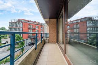Info : bruxelles.ouest@weinvest.be of 02 315 77 22 | Mooi appartement met 2 slaapkamers, terras, kelder en twee parkeerplaatsen (beide voor 30.000€)<br /><br />Dit aangename appartement met 2 slaapkamers, gelegen op de 1ste verdieping van een goed onderhouden gebouw, biedt een comfortabele en praktische woonomgeving, vlakbij alle voorzieningen.<br /><br />Het appartement bestaat uit een inkomhal met veiligheidsdeur en videofoon, een lichtrijke leefruimte met toegang tot het terras en een volledig uitgeruste keuken met bergruimte.<br /><br />De nachthal geeft toegang tot twee slaapkamers, beide voorzien van parketvloer, evenals een badkamer uitgerust met een bad, dubbele wastafel, toilet en aansluiting voor een wasmachine. Een afzonderlijke douchekamer vervolledigt het slaapgedeelte.<br /><br />Het appartement vereist geen grote werken en biedt een ideale basis voor een onmiddellijke ingebruikname, met eventueel een opfrissing van de schilderwerken naar eigen smaak.<br /><br />Tot de vele troeven behoren : EPC > C, een individuele Viessmann-gasketel die ongeveer 3 jaar geleden werd geïnstalleerd, houten ramen met dubbele beglazing die in 2025 werden behandeld, een glasvezelaansluiting en parketvloeren in beide slaapkamers. Een privatieve kelder, een fietsenberging en een vuilnislokaal vervolledigen het geheel.<br /><br />Er zijn twee overdekte parkeerplaatsen beschikbaar aan 15.000€ per plaats, hetzij 30.000€ voor beide, bovenop de prijs van het appartement en VERPLICHT aan te kopen.<br /><br />Het gebouw geniet van een bijzonder gunstige ligging, vlakbij winkels, openbaar vervoer (tram, bus en metro), het station, belangrijke verbindingswegen en scholen.<br /><br />Een functioneel en goed onderhouden appartement met een uitstekend EPC > C, ideaal zowel voor eigen bewoning als voor een investering.<br /><br />Zeker te ontdekken !<br /><br />EPC > C – CO₂: 22 kg/(m².jaar) – 111 kWhEP/(m².jaar) - Ontdek al onze exclusieve panden op onze website: WWW.WEINVEST.BE