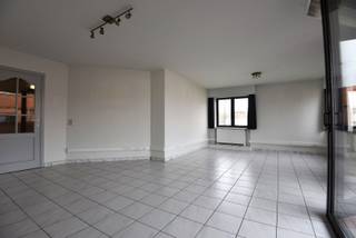 Dit instapklaar appartement in Maldegem is ideaal voor wie op zoek is naar een comfortabele en ruime woonruimte. Het appartement is gelegen in een rustige buurt en beschikt over 2 slaapkamers, waardoor het perfect is voor een klein gezin of een koppel dat graag wat extra ruimte wil.<br /><br />Indeling : <br />• ruime inkomhal met vestiaire<br />• gastentoilet<br />• berging<br />• 2 slaapkamers<br />• ruime living met terras<br />• ingerichte keuken<br />• badkamer met inloopdouche en lavabomeubel<br />• 2e berging<br /><br />Tevens is er een autostaanplaats in de afgesloten garage met elektrische poort.<br /><br />• EPC-label C : 273 kWh / (m² jaar) <br />• Huurprijs € 830 / m. + € 70 gemeenschappelijke kosten / m.<br /><br />Gelieve ons per MAIL te contacteren om uw bezoek in te plannen. <br />📧 betty@zakenkantoor-roels.be 🌐 www.zakenkantoor-roels.be<br />Telefonisch plannen wij GEEN afspraken in.