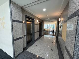 <p>Gelegen in de gegeerde gemeente Sint-Lambrechts-Woluwe (1200 Brussel), biedt dit kantoorgebouw een totale oppervlakte van ongeveer <strong>1.200 m²</strong>, in een goed gevestigde en dynamische kantooromgeving.</p>
<p>Het pand geniet van een uitstekende bereikbaarheid, met snelle toegang tot de Brusselse ring (R0) en het openbaar vervoer (metro, tram en bus op ongeveer 100 m). Het Woluwe Shopping Center ligt op ongeveer 1,6 km en het centrum van Brussel op minder dan 6 km, wat zorgt voor een ruime aanwezigheid van diensten en voorzieningen in de buurt.</p>
<p>Gebouwd in 2000 en recent gerenoveerd (2019/2020), verkeert het gebouw in goede algemene staat en biedt het functionele en flexibele kantoorruimtes. Het omvat landschapskantoren en individuele kantoren, vergaderzalen, gemeenschappelijke ruimtes, een keuken en archiefruimte.</p>
<p>De indeling is als volgt: een eerste verdieping van 850 m², een gelijkvloers van 350 m², aangevuld met 35 m² archiefruimte.</p>
<p>Het gebouw beschikt bovendien over <strong>20 ondergrondse parkeerplaatsen inbegrepen in de prijs</strong>, een belangrijk voordeel in deze regio.</p>
<p>Dit pand biedt een hoge flexibiliteit en is geschikt voor zowel eindgebruikers als investeerders die op zoek zijn naar een goed gelegen, gerenoveerd en vlot bereikbaar kantoorgebouw.</p>