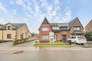 Droomt u van een woning die u volledig naar uw eigen smaak kan vormgeven? Dan is deze halfopen bebouwing in de Groenstraat absoluut het...