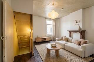 <p>Te renoveren huis op centrale ligging nabij Dampoort in Gent.</p>

<p> </p>

<p>Deze gesloten bebouwing in de Ambachtstraat biedt een interessante investeringsopportuniteit in een levendige en residentiële omgeving nabij het station Gent-Dampoort. Dankzij de centrale ligging bevinden winkels, scholen, openbaar vervoer en parken zich op korte afstand. De woning beschikt over een functionele indeling met onder meer een living, keuken, badkamer en twee slaapkamers. Ideaal voor wie op zoek is naar een renovatieproject met potentieel in Gent. Bovendien is snelle beschikbaarheid een extra troef voor wie snel wil schakelen.</p>

<p> </p>

<p>Belangrijkste ruimtes:<br />• Keuken/living<br />• Badkamer aanwezig met wc<br />• 2 slaapkamers mogelijk</p>

<p> </p>

<p>Troeven:<br />• Centrale ligging nabij Gent-Dampoort, winkels en openbaar vervoer.<br />• Interessante investeringsopportuniteit met renovatiepotentieel.<br />• Snelle beschikbaarheid.</p>

<p> </p>

<p>Neem vandaag nog contact op met je ERA-makelaar voor een bezoek.</p>

<p> </p>

<p>JOUW DROOMHUIS. ZO GEVONDEN!</p>