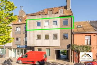Dit hedendaags en lichtrijk appartement vinden we terug op de tweede verdieping van het complex, en is te bereiken via zowel de trap als de lift...