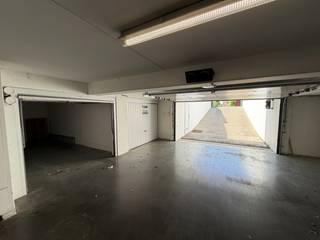 Deze garagebox in <strong>residentie Fréjus</strong>, gelegen in het gegeerde domein <strong>Golf Azûr</strong> in Middelkerke, bevindt zich op wandelafstand van het strand en de zeedijk.<br />Een uitstekende opportuniteit op een <strong>TOPlocatie</strong>, ideaal voor wie extra parkeerruimte zoekt of wil investeren aan de kust.<br /><br /><strong>Kenmerken:</strong>
<ul>
	<li>Gelegen op verdieping -1</li>
	<li>Oppervlakte: 15m²</li>
	<li>Afmetingen:  2,75 m breed x  5,40 m diep</li>
	<li>Hoogte garagepoort:  1,85 m</li>
	<li>Hoogte inrit (garagepoort): 2m</li>
</ul>
Deze garagebox is perfect voor <strong>eigen gebruik of als rendabele investering.</strong><br />Interesse? Neem vandaag nog contact op en plan uw bezoek!