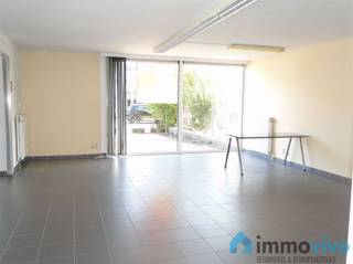 Algemeen:Deze commerciële en zeer centraal gelegen handelsgelijkvloers is prachtig gelegen in Deurne bij winkels, scholen, openbaar vervoer en...