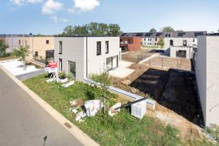 <p>Te koop: moderne open bebouwing in Koersel, gelegen in een rustige residentiële buurt.</p>

<p> </p>

<p>Deze nieuwbouw woning (bouwjaar 2026) combineert eigentijdse architectuur met een praktische indeling. Gelegen in Panisdries, geniet u van een groene omgeving met alle voorzieningen op korte afstand. De woning biedt drie comfortabele slaapkamers, een ruime tuin en een carport. Dankzij de open bebouwing profiteert u van veel lichtinval en een gevoel van ruimte.</p>

<p> </p>

<p>Belangrijkste ruimtes:</p>

<p>• Ruime living met aansluitende eetkamer, ideaal voor gezellige momenten.</p>

<p>• Moderne keuken met directe toegang tot de tuin.</p>

<p>• Drie slaapkamers, perfect voor gezin of gasten.</p>

<p>• Badkamer met alle nodige voorzieningen.</p>

<p>• Carport voor uw wagen.</p>

<p>• Berging en inkomhal voor extra opbergruimte.</p>

<p>• Terras met zicht op de tuin.</p>

<p> </p>

<p>Troeven:</p>

<p>• Nieuwbouw (2026) met moderne indeling.</p>

<p>• Zonnepanelen</p>

<p>• Warmtepomp</p>

<p>• Oplevering eind 2026</p>

<p> </p>

<p>Neem vandaag nog contact op met uw ERA-makelaar voor een bezoek.</p>

<p> </p>

<p>JOUW DROOMHUIS. ZO GEVONDEN!</p>