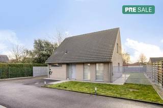 Deze verzorgde alleenstaande woning, gebouwd in 2012, bevindt zich op een perceel van 695 m² en beschikt over een bewoonbare oppervlakte van...