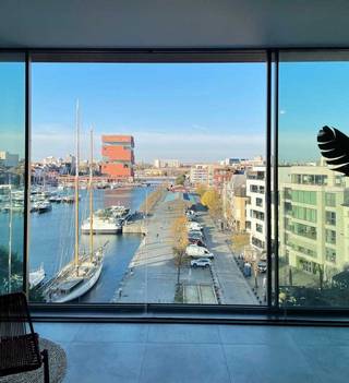 Dit volledig gemeubelde exclusieve appartement bevindt zich op de zesde verdieping in residentie Aequor met sensationeel zicht op het MAS en...