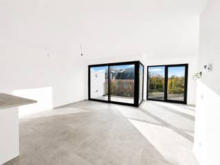 <span><span>Dit prachtige <strong>nieuwbouwappartement </strong>met twee ruime slaapkamers is gelegen vlakbij het centrum van Kortemark. Dit appartement is voorzien van alle moderne comfort en is ideaal voor wie op zoek is naar een eigentijdse en luxueuze woonstek.<br /><br />Bij het betreden van het appartement valt meteen de ruime en lichtrijke <strong>leefruimte </strong>op. De <strong>open keuken</strong> is volledig uitgerust met hoogwaardige toestellen en biedt voldoende ruimte om gezellig te tafelen. Vanuit de leefruimte heb je toegang tot het zonnige <strong>terras</strong>, waar je heerlijk kan genieten van de buitenlucht.<br /><br />De <strong>twee slaapkamers</strong> zijn ruim en bieden voldoende plaats voor een tweepersoonsbed en kasten. De <strong>badkamer </strong>is voorzien van een inloopdouche en dubbele wastafel. Daarnaast beschikt het appartement ook over een <strong>apart toilet</strong> en een berging met aansluiting voor wasmachine en droogkast.<br /><br />De ligging van het appartement is ideaal: vlakbij het <strong>centrum van Kortemark</strong> met winkels, scholen en openbaar vervoer op wandelafstand. Bovendien is er ook een <strong>vlotte verbinding</strong> naar omliggende steden zoals Roeselare, Diksmuide, Torhout en Brugge.<br /><br />Kortom, dit nieuwbouwappartement is de ideale thuisbasis voor wie op zoek is naar een comfortabele en moderne woning in een bruisende omgeving. Maak snel een afspraak voor een bezichtiging en ontdek alle troeven van dit unieke pand!<br /><br />Mogelijkheid tot huren van een staanplaats of afgesloten (enkele of dubbele) garagebox.<br />Beschikbaar vanaf 1 december 2026.<br /><br /><u>Troeven:</u></span></span>
<ul>
	<li><span><span>Nieuwbouw;</span></span></li>
	<li><span><span>Gezellig terras;</span></span></li>
	<li><span><span>Voldoende parkeergelegenheid;</span></span></li>
	<li><span><span>Vlakbij het centrum;</span></span></li>
	<li><span><span>Vlot bereikbaar.</span></span></li>
</ul>
<span><span><u>Huurprijs:</u></span></span>

<ul>
	<li><span><span>Appartement: €795,00/mnd.</span></span></li>
	<li><span><span>Syndic (gemeenschappelijke kosten): €50,00/mnd.</span></span></li>
	<li><span><span>Garage: op aanvraag.</span></span></li>
</ul>
<span><span>EPB in aanvraag.<br /><br />Wenst u de bewoner te worden van dit hippe nieuwbouwappartement? Contacteer ons voor een bezoek!</span></span>
