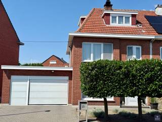 <p><span>Woning boordevol potentieel op een toplocatie</span></p><p><span>Op een rustige ligging, vlak bij het centrum én de prachtige polders, vindt u deze woning met een zonnige, perfect georiënteerde tuin. <br />Een ideale kans voor wie op zoek is naar een woning die volledig naar eigen smaak kan worden gerenoveerd.</span></p><p><span>Hoewel de woning een energetische renovatie vraagt (EPC F), beschikt ze over tal van troeven. <br />De charmante voorgevel, de ruime garage en de oprit met plaats voor een tweede wagen vormen alvast een uitstekende basis.</span></p><p><span>De eerste verdieping telt momenteel drie slaapkamers en een badkamer. <br />Via de vaste trap bereikt u de zolder, waar eenvoudig een vierde slaapkamer kan worden ingericht. <br />Ook een andere indeling behoort tot de mogelijkheden, zoals drie volwaardige slaapkamers met een ruime gezinsbadkamer. <br />Door de technische ruimte achteraan te verplaatsen, kan bovendien nog meer uit de tuin en buitenbeleving worden gehaald.</span></p><p><span>Bent u op zoek naar een woning met karakter, uitbreidingsmogelijkheden en een uitstekende ligging? <br />Dan is dit een unieke kans om uw woondroom te realiseren. <br />Maak snel een afspraak en ontdek zelf het potentieel van deze woning!</span></p><p><span> </span></p><p><span>Interesse ?   Gelieve ons dan te contacteren op het nummer 03 775 41 88 of mail naar <span>kurt@vastgoed-smet.be</span></span><span> </span></p><p><span><span>www.vastgoed-smet.be</span></span></p><p><span> </span></p><p><span>“De verstrekte gegevens/informatie (zowel online als gedrukt) worden vrijblijvend verstrekt, enkel ter inlichting, zonder contractuele verbintenis of garantie van onzentwege en kunnen op ieder ogenblik gewijzigd worden”</span></p><p><span> </span></p>