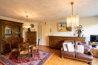 Dit appartement is gelegen in een rustige en residentiële buurt met een vlotte bereikbaarheid. Openbaar vervoer bevindt zich op wandelafstand en ook scholen zijn in de nabije omgeving aanwezig. De locatie biedt een ideale combinatie van rust en praktisch wooncomfort.<br />Het aangename appartement van ca. 85 m² bevindt zich op de vijfde verdieping van een verzorgd residentieel gebouw. Via de inkomhal met ingemaakte vestiairekast betreed je de verschillende ruimtes van het appartement. De leefruimte is voorzien van een parketvloer, de keuken is functioneel ingericht, de badkamer is voorzien van een douchecabine en een lavabomeubel. Verder beschikt het appartement over twee slaapkamers en een ruime terras met een aangenaam uitzicht op het groen. De maandelijkse provisie voor de algemene onkosten bedraagt €175. De autostaanplaats bedraagt €50/maand. Gunstige EPC 123 kWh/m²