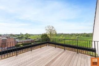 Tijdloze architectuur en strak design met zicht op de rustgevende velden. <br />Residentie Kroonevoorde biedt ruime appartementen in het centrum van Handzame. Hedendaags comfort, een gezellige buitenzone en de bushalte op wandelafstand: Kroonevoorde heeft alle ingrediënten om ten volle van het leven te genieten.<br /><br />Kroonevoorde trekt meteen de aandacht met zijn smaakvolle combinatie van materialen. De grijs genuanceerde gevelsteen en het donkere buitenschrijnwerk zorgen voor een klassevolle LOOK. De afwisseling van lichte en donkere materialen nodigt uit om de binnenkant te ontdekken. Dat smaakt naar meer.<br /><br />De hoogwaardige afwerking en een correcte prijs maken dat deze appartementen gegeerd zijn door eindgebruikers en door investeerders. Kies je nieuwe thuis uit ons aanbod nieuwbouwappartementen te Handzame. <br /><br />•Kies voor 1, 2 of 3 slaapkamers<br />•Aangename woonoppervlakte van 72m² tot 150m²<br />•Geniet van een volledige uitrusting<br />•Ingenieus ontwerp met slechts 1 lift voor alle appartementen.<br />•Veilige fietsenstalling en parkeerplaats of garage