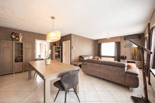 Voor meer informatie of om een bezoek in te plannen, neem contact op via 016199345 of via pieter.maes@homixx.be.<br /><br />Bent u op zoek naar een energiezuinige gezinswoning op een toplocatie in Heist-op-den-Berg? Dan is deze woning iets voor u! Enkele van de vele troeven:<br />- Uitstekende EPC-score (B), dankzij o.m. hoogrendementsketel op gas, airco-units en 12 zonnepanelen;<br />- Gelegen op een boogscheut van het centrum van Heist-op-den-Berg, vlakbij de dichtstbijzijnde supermarkt, scholen, etc.;<br />- Diepe, onderhoudsvriendelijke tuin;<br />- Garagebox die kan fungeren als werkruimte, autostaanplaats, ...;<br />- Asbestveilig;<br />- Overal rolluiken;<br />- ...<br /><br />INDELING:<br />- Gelijkvloers: inkomhal met ruimte voor vestiaire, gastentoilet, ruime woonkamer, mooi ingerichte keuken (van waaruit u een mooi zicht heeft op de tuin), wasplaats en kelder. Buiten bevindt zich een gezellig terras en een uitstekend onderhouden tuin, ideaal voor spelende kinderen of dé plek waar u in alle privacy kan genieten van de rust. Verder is er nog een polyvalente garage.<br />- Verdieping: drie ruime slaapkamers en een vernieuwde badkamer met dubbele lavabo, ligbad, inloopdouche en tweede toilet. Via een uitschuifbare trap in de overloop heeft u toegang tot de zolder, die nog kan dienen als extra bergruimte.<br /><br />Kan u niet wachten om deze woning te bekijken? Plan dan snel uw bezoek in!