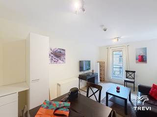 <div>
<p><strong>SCHAERBEEK</strong>, vlakbij het Jubelpark, dicht bij winkels en openbaar vervoer. Zeer goede buurt. Een mooie en lichte, GEMEUBILEERDE studio van ± 40 m² woonoppervlakte. De studio bestaat uit een woonkamer met slaaphoek, een open, volledig ingerichte keuken en een doucheruimte met toilet. Per direct beschikbaar. Raming van de kosten: 100 €/maand (koud water en gemeenschappelijke kosten). EPB: E 34 kg/(m²/jaar).</p>
<p><strong><span>GEMEUBILEERD appartement op de 2e verdieping</span> :</strong></p>
<p>- Woonruimte van ± 19 m²<br />- Ingerichte keuken (magnetron, kookplaat, afzuigkap, koelkast/vriezer en diverse accessoires)<br />- Slaaphoek van ± 9 m²<br />- Doucheruimte + toilet</p>
<p>Geen kelder</p>
<i></i></div>