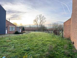 Immo Pické biedt U dit perceel bouwgrond aan voor een halfopen bebouwing gelegen in de nabijheid van openbaar vervoer, het centrum van Lennik en...