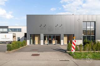 Topgelegen mooi industriegebouw, ideaal voor wie op zoek is naar kantoor met atelier. Ruim en polyvalent handelspand van ca. 624 m² in Eke. Op zoek naar een ruime en veelzijdige locatie voor uw zaak, showroom, kantoor of activiteiten? Dit goed onderhouden recent handelspand, gelegen in een KMO-zone aan de rand van Eke, combineert een ruime winkel-/handelsruimte met magazijn, technische ruimte en kantoren.Het pand beschikt over 2 bouwlagen, een grote commerciële ruimte, magazijn, herstel-/technische ruimte, kantoor en afzonderlijke vergaderzaal. Verder zijn er een kitchenette, sanitair, cooling & heating, alarm, automatische sectionaalpoort en een handige garage.Vooraan beschikt het pand over parking (3) en een vlot bereikbare oprit.Een interessante en polyvalente bedrijfslocatie voor ondernemers die ruimte, functionaliteit en uitstraling willen combineren.