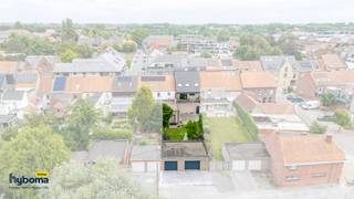 KIJKDAG 29/06 VAN 17-19U. MAAK UW AFSPRAAK MET BO OP 0498 74 25 28. 
EPC Handelspand: Unieke code: 20260224-0003810386-KNR-1, label B

In het centrum van Kortemark bevindt zich dit uitstekend onderhouden eigendom die een comfortabele woning combineert met een ruime handelsruimte. Dankzij de centrale ligging en de uitstekende zichtbaarheid biedt dit pand een unieke opportuniteit voor mensen die wonen en werken op één locatie willen combineren.

Via de inkomhal met gastentoilet betreedt u de ruime en lichtrijke leefruimte, waar de vele raampartijen zorgen voor een aangenaam lichtinval. Aansluitend bevindt zich de volledig geïnstalleerde keuken met rechtstreekse toegang tot het terras. Op dit verdiep bevinden zich bovendien een praktische douchekamer, wasplaats en aparte bergruimte.

Boven zijn er twee bijzonder ruime slaapkamers aanwezig, waarvan één eenvoudig kan worden opgesplitst om een extra slaapkamer te creëren. Verder beschikt deze verdieping over een verzorgde badkamer uitgerust met een ligbad, dubbele lavabo en toilet, evenals een bijkomende bergruimte. Via een schuiftrap bereikt u de geïsoleerde bergzolder die extra opslagmogelijkheden biedt.

De handelsruimte, met een oppervlakte van ongeveer 100 m², is bereikbaar via de voorzijde van het pand en via een aparte toegang vanuit de woning. Met deze oppervlakte kan de ruimte volledig naar eigen wens worden ingericht voor uiteenlopende commerciële activiteiten. De grote etalage in combinatie met de centrale ligging zorgt voor een uitstekende visibiliteit en commerciële uitstraling. Achter de handelsruimte bevindt zich nog een praktische stockageruimte met keuken, waarvan het dak recent werd vernieuwd.

Buiten geniet u van een aangename tuin waar u in alle rust kunt ontspannen. Achteraan bevinden zich twee ruime garages met sectionaalpoorten, bereikbaar via een praktische achteruitweg, wat zorgt voor extra comfort en toegankelijkheid.

Ook op vlak van comfort, energiezuinigheid en veiligheid heeft deze eigendom heel wat te bieden. De handelsruimte is uitgerust met inbraakveilig glas en een inbraakveilige deur, terwijl het volledige gebouw beveiligd wordt door een alarmsysteem. Overal in het pand uitstekende wifi-ontvangst via een meshsysteem. Daarnaast werd de verwarmingsketel recent vernieuwd, is het pand asbestvrij en beschikt het over een gunstig EPC-label B.

Mis deze kans niet en neem snel contact op met Hyboma op 051 480 980. 