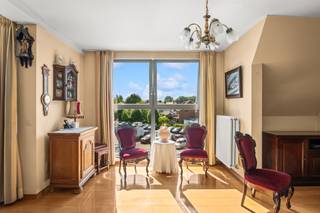<p>Ontdek dit ruime appartement van 105 m², gelegen in het hart van Kruishoutem. Dit appartement combineert een toplocatie met een praktische en comfortabele indeling en is steeds perfect onderhouden, klaar om meteen in te trekken. U woont hier op wandelafstand van winkels, scholen en het openbaar vervoer, terwijl de uitstekende verbindingen naar de N60 en de E17 snelle toegang bieden naar de omliggende steden.</p><p>Het appartement beschikt over twee volwaardige slaapkamers en een extra bureau/slaapkamer. De badkamer is voorzien van zowel een bad als een douche, en de keuken is uitgerust met alle noodzakelijke toestellen, waaronder een vaatwas, koelkast en oven.</p><p>Bij het appartement hoort ook een private staanplaats en een kelderberging, wat extra gemak en opbergruimte biedt. De ruime leefruimte geniet van veel natuurlijk licht en creëert een aangename en functionele woonomgeving. Aansluitend bevindt zich een ruim terras, ideaal om te ontspannen. Dankzij de centrale ligging, het doordachte ontwerp en het uitstekende onderhoud is dit appartement ideaal voor wie centraal en comfortabel wil wonen.</p><p>Ook op energetisch vlak scoort dit appartement uitstekend met een gunstig EPC-label B, wat garant staat voor een energiezuinige woonst en een lager energieverbruik.</p><p>Wenst u een bezoek? Contacteer Zuzana op 0456 98 16 85 of via e-mail op zuzana@altro-vastgoed.be. Mis deze unieke kans niet om uw nieuwe thuis in Kruishoutem te ontdekken!</p>