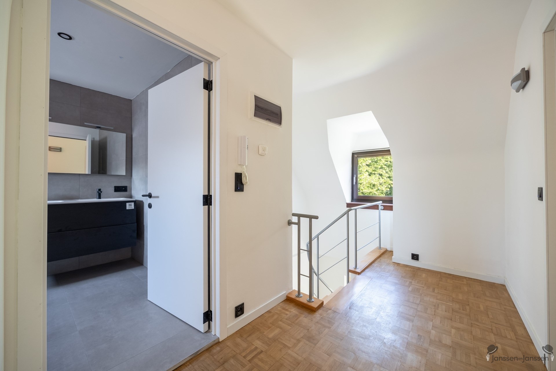 Ruim duplexappartement met twee slaapkamers te koop op het 2e verdiep in hartje Aarschot. - foto 4