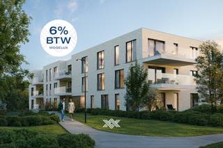 Dit gelijkvloers éénslaapkamerappartement van 70 m² beschikt over een inkomhal, een lichtrijke eet- en leefruimte met open keuken voorzien van een keukeneiland, een praktische berging, een afzonderlijk toilet, één volwaardige slaapkamer, een badkamer uitgerust met een enkele wastafel en een douche. Daarnaast heeft het appartement ook een noordoostelijk georiënteerd terras van 12.8m².<br /><br />Kruishove onderscheidt zich naast haar centrale ligging en hoogstaande architectuur, door haar erg lage energieverbruik en duurzaam karakter, volledig vrij van fossiele brandstoffen. Zo voorziet men een combinatie van vloerverwarming met geothermische warmtepompen, fotovoltaïsche panelen en een sterke akoestische en thermische isolatie. Dankzij de grote raampartijen en hoge plafonds, bieden de appartementen een open gevoel en een glasheldere verbinding met de collectieve binnentuin en groendaken.<br /><br />Op gebied van afwerking wordt u een hoge standaard aangeboden, zo zijn er ruime budgetten inbegrepen in de prijs om volledig naar uw eigen smaak de beste keuzes te maken voor wat betreft de sanitaire toestellen, uw keuken, de binnendeuren en de vloerbekleding.<br /><br />Verlaagd BTW-tarief van 6% mogelijk op de volledige constructiewaarde, nu ook voor investeerders mits min. 15 jaar verhuur.<br /><br />Benieuwd? guillian@landbergh.be of 09 278 78 79.