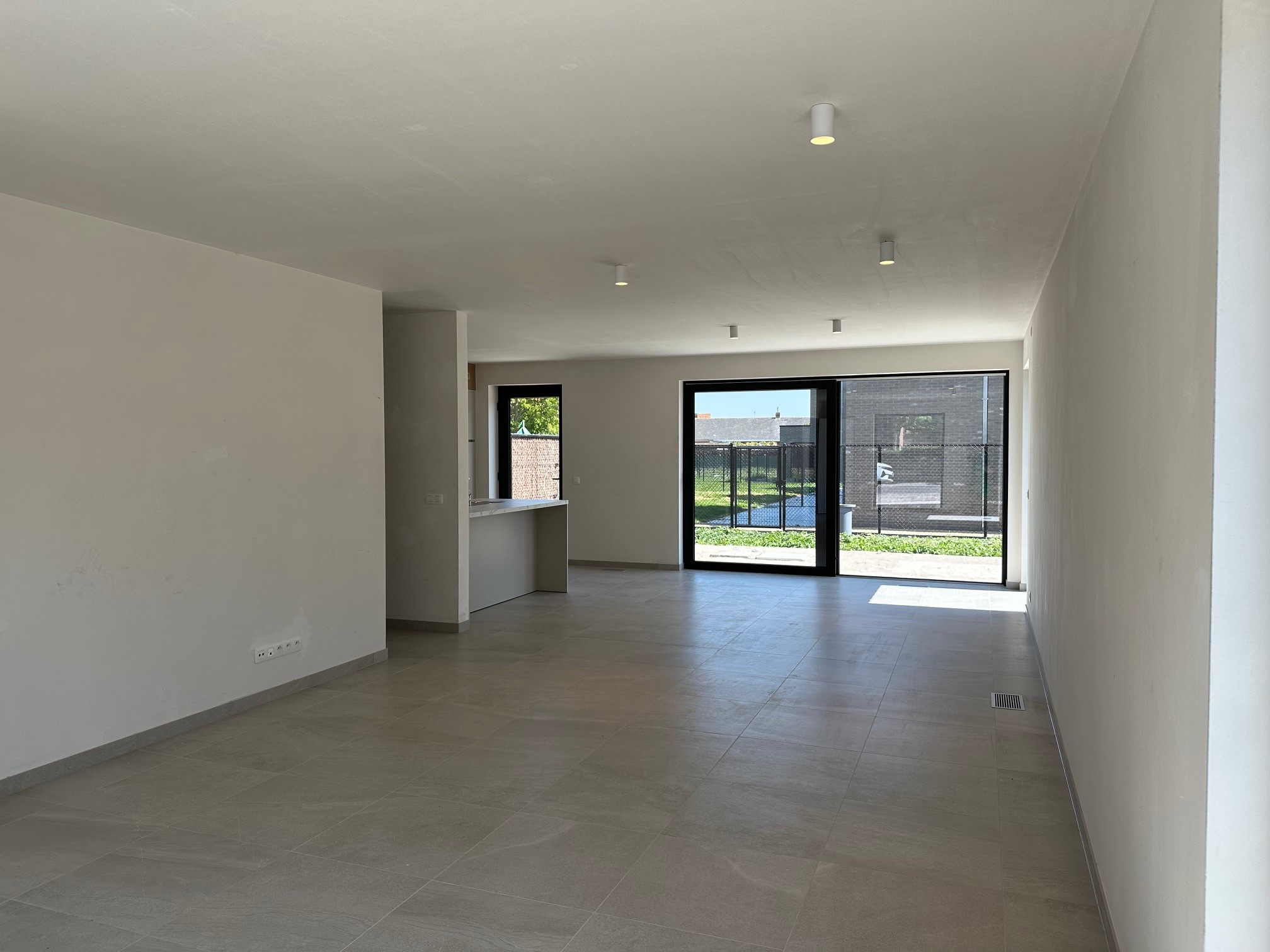 Nieuwbouwwoning met 3 slaapkamer en een tuin. - foto 2