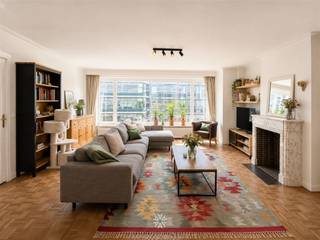 <p><span>GENT - Franklin Rooseveltlaan 16 - Ben je op zoek naar een ruim en lichtrijk bemeubeld appartement te huur in Gent? Dan is dit appartement mogelijk exact wat je zoekt.</span></p><p><span> </span></p><p><span>De belangrijkste troeven:</span></p><ul><li><span>Ruime woonoppervlakte (150 m²)</span></li><li><span>Gelegen aan het Zuidpark</span></li><li><span>Nabij belangrijke in- en uitvalswegen </span></li><li><span>Inclusief twee ruime kelderbergingen</span></li><li><span>Optie tot bemeubeld huren</span></li><li><span>Zonnig zuidwest gericht terras</span></li><li><span>Geschikt voor co-housing!</span></li></ul><p><span> </span></p><p><span>Indeling:</span></p><p><span>Ruime inkomhal, apart toilet, lichtrijke leef- en eetruime met behoud van authentieke elementen, keuken met volledig ingericht dubbelzijdig meubel, drie slaapkamers, douchekamer en badkamer.</span></p><p><span>Inclusief twee zeer ruime kelderbergingen.</span></p><p><span> </span></p><p><span>Belangrijke informatie:</span></p><p><span>Beschikbaar vanaf: 01/07/2026 of 01/08/2026. Domicilie verplicht.</span></p><p><span>Huurprijs: 1750 EURO/maand + 150 EURO/maand provisie (inclusief algemene kosten, verbruik water en verwarming). Elektriciteit afzonderlijk af te rekenen.</span></p><p><span>Energiezuinig: EPC (B) - 171 kWh/(m² jaar)</span></p><p><span> </span></p><p><span>Interesse in dit prachtig appartement? Vraag dan snel jouw bezoek aan via onze website www.axellenaerts.be!</span></p><p><span> </span></p>