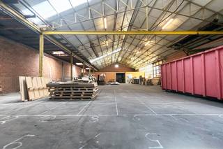 Magazijnruimte van ca. 950 m² met kantoorruimte van 100 m², gunstig gelegen langs de Schoolstraat en vlot bereikbaar via de N46.Achteraan bevindt...