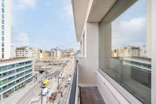 <span>Indeling</span>: <br />Deze instapklare studio gelegen aan Kipdorpvest bevindt zich op de zesde verdieping van een gebouw met in totaal zeven verdiepingen en geniet van een prachtig uitzicht op het MAS en het station. De studio verkeert in goede staat en biedt een aangename, functionele indeling met voldoende opbergruimte voor een studio. De moderne keuken sluit mooi aan bij de leefruimte, die afgewerkt is met charmant blokjesparket en voorzien is van ingebouwde kasten.<br /><br />De ruime, charmante badkamer beschikt over een douche in bad en biedt tevens plaats voor een wasmachine. Waar momenteel ruimte is voor het bed, kan eenvoudig een gordijn geplaatst worden om de verschillende zones extra van elkaar af te scheiden en de studio praktisch in te delen. Verder is er een balkon aanwezig, wat een aangename buitenruimte vormt.<br /><br />De elektriciteit is conform en er is geen asbest aanwezig, wat bijdraagt aan een zorgeloze aankoop. Met een EPC-score B is de studio bovendien energiezuinig. De eigendom is momenteel niet bewoond en kan dus onmiddellijk gebruikt worden, zowel voor eigen bewoning als investering.<br /><br /><span>Omgeving</span>:<br />De studio is uitstekend gelegen in het hart van Antwerpen, op wandelafstand van tal van winkels, horecazaken en culturele voorzieningen. In de nabije omgeving bevinden zich onder meer het Museum aan de Stroom (MAS) en het levendige stadscentrum met de Meir, één van de belangrijkste winkelstraten van de stad. Ook het station Antwerpen-Centraal ligt vlakbij, wat zorgt voor een uitstekende verbinding met het openbaar vervoer en een vlotte bereikbaarheid naar andere steden. <br /><br />Daarnaast geniet u van de nabijheid van gezellige pleinen, restaurants en cafés, terwijl dagelijkse voorzieningen zoals supermarkten, bakkers en apotheken op korte afstand te vinden zijn. De centrale ligging gecombineerd met het mooie uitzicht en de rust op een hogere verdieping maken dit een bijzonder aantrekkelijke woonplek, zowel voor eigen gebruik als investering.