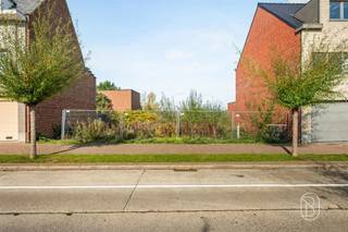 Te koop: Mooie bouwgrond met veel potentieel in RonseIdeaal voor de bouw van 2 woningen. Zeer mooie ligging met zicht! Op een uitstekende ligging in een van de mooiste lanen van Ronse bevindt zich deze interessante bouwgrond met tal van mogelijkheden.Wat maakt deze bouwgrond uniek?Met een straatbreedte van maar liefst 15 meter biedt dit perceel mooie perspectieven voor de realisatie van 2 woningen of een kleinschalig appartementsgebouw.De bouwmogelijkheden voorzien 2 bouwlagen en een dakverdieping, steeds onder voorbehoud van de geldende stedenbouwkundige voorschriften en de nodige vergunningen.De aantrekkelijke ligging in een mooie residentiële laan vormt een bijkomende troef voor zowel toekomstige bewoners als investeerders.Voor wie is dit ideaal?Ideaal voor bouwpromotoren, investeerders of particulieren die op zoek zijn naar een bouwgrond met ontwikkelingsmogelijkheden op een gegeerde ligging in Ronse.Te koop via Immo Beguin, jouw vastgoedexpert sinds 2009, met kantoren in Ronse, Waregem, Kortrijk, Deinze, Doornik, Lessines, Moeskroen en Nieuwpoort.