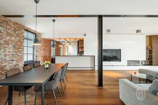 Te koop: exclusieve loft met ruim terras en zwemvijver in GentAan de rand van het Gentse stadscentrum bevindt zich deze exclusieve loft in residentie Hof ter Dampoort. Hedendaagse architectuur, royale raampartijen en een bijzondere buitenomgeving met zwemvijver en daktuin zorgen hier voor een unieke woonbeleving.Wat maakt deze loft uniek?Via de inkomhal bereikt u de volledig uitgeruste open keuken, die naadloos aansluit op de ruime leefruimte. De gashaard zorgt voor extra sfeer, terwijl de grote raampartijen een prachtig zicht bieden op de zwemvijver. De loft beschikt over 2 slaapkamers, met centraal een ruime badkamer die beide kamers met elkaar verbindt. Daarnaast bestaat de mogelijkheid om een parkeerplaats aan te kopen, uitgerust met een eigen stopcontact en teller voor het opladen van onder meer een elektrische wagen. Voor wie is dit ideaal?Ideaal voor liefhebbers van architectuur en eigentijds stadswonen die op zoek zijn naar een exclusieve loft met buitenruimte op een gunstige ligging nabij het centrum van Gent.Meer info of bezoek via flore@immobeguin.beTe koop via Immo Beguin, jouw vastgoedexpert sinds 2009, met kantoren in Ronse, Waregem, Kortrijk, Deinze, Doornik, Lessines, Moeskroen en Nieuwpoort.