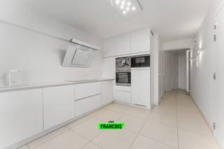 Droom je ervan om elke dag te ontwaken met zicht op de zee? 🌅<br /><br />Ontdek dit instapklare gelijkvloers appartement op de Zeedijk in Mariakerke – waar stijl, comfort en ligging naadloos samenkomen. <br /><br />🏡 Indeling:<br /><br />Stap binnen in de lichtrijke woonkamer met eetplaats en geniet van het adembenemende zeezicht – rechtstreeks vanop je terras of gewoon vanuit je zetel. 🌊☕ De splinternieuwe open keuken is volledig uitgerust met moderne toestellen 🍳: vaatwasser, oven, stoomoven, kookplaat en dampkap. Ideaal voor wie houdt van koken in stijl! 👨🍳<br /><br />Verder vind je een praktische berging met aansluiting voor wasmachine 🧺, een apart gastentoilet, en een moderne badkamer met ruime inloopdouche 🚿 en strak lavabomeubel.<br /><br />🛏️ Slaapgedeelte:<br /><br />Het appartement beschikt over twee comfortabele slaapkamers en een slaaphoek ingericht als dressing.<br /><br />💦 Slaapkamer 1: uitgerust met een jacuzzi – pure ontspanning na een dag aan zee.<br /><br />🌫️ Slaapkamer 2: voorzien van een stoomdouchecabine, ideaal voor gasten of extra comfort.<br /><br />👗 Slaaphoek: momenteel ingericht als stijlvolle dressingruimte.<br /><br />🧳 Extra troef: een privatieve kelderruimte – handig voor fietsen of seizoensgebonden spullen. 🚲<br /><br />⚙️ Technische pluspunten:<br /><br />🔋 EPC B-label (energiezuinig)<br /><br />⚡ Elektriciteit conform AREI<br /><br />🔥 Individuele verwarming op aardgas<br /><br />📍 Toplocatie in Mariakerke (Oostende):<br /><br />Op wandelafstand van winkels 🛍️, horeca 🍽️, openbaar vervoer 🚋 en natuurlijk… het strand recht voor de deur! 🏖️<br /><br />Perfect als vaste woonst, tweede verblijf of investering aan zee. 🌅