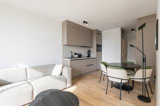 <p>Lichtrijk appartement in Nieuwpoort met zongericht terras en vrij zicht.</p>
<p>Dit recent gerenoveerde appartement in Nieuwpoort combineert een aangename ligging met een praktische indeling en veel natuurlijk licht. Gelegen in de geliefde Simliwijk geniet u hier van een rustige omgeving vlak bij het centrum en de toeristische zone. Het zongerichte terras biedt een mooi open zicht op de Simliwijk en vormt een ideale plek om buiten te ontspannen. Dankzij de recente renovatie is het appartement instapklaar en hedendaags afgewerkt. Een interessante opportuniteit voor wie een appartement aan zee zoekt als vaste woonst, tweede verblijf of investering.</p>
<p>Belangrijkste ruimtes:<br />• Inkomhal met vlotte toegang tot de verschillende ruimtes.<br />• Lichtrijke living met aangename leefruimte en toegang tot het terras.<br />• Keuken met praktische indeling.<br />• Slaapkamer met rustige uitstraling.<br />• Badkamer functioneel ingericht.<br />Troeven:<br />• Zongericht terras met open zicht op de Simliwijk.<br />• Zeer recent gerenoveerd en instapklaar.<br />• Lichtrijk appartement op een centrale ligging in Nieuwpoort.</p>
