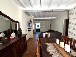 <h3><span>Rijwoning met 3 slaapkamers & tuin in hartje Hamme</span></h3><p><span>Ben je op zoek naar een ruime en praktisch ingedeelde woning op een centrale locatie in Hamme? Deze gezellige rijwoning combineert verrassend veel woonruimte met een aangename tuin en is ideaal voor wie graag alles binnen handbereik heeft.<br />Op het gelijkvloers bevindt zich een ruime leefruimte met aansluitend de moderne, volledig ingerichte keuken. Dankzij het kookeiland, de vele kasten en het natuurlijke licht is dit een fijne plek om dagelijks te koken en samen te zijn. <br />Verder beschikt de woning over een badkamer met ligbad, een praktische wasruimte en een lichtrijke veranda die rechtstreeks toegang geeft tot het terras en de tuin.</span></p><p><span>Buiten geniet je van een zongeöriënteerde stadstuin met terras, voldoende ruimte om te ontspannen en een handig tuinhuis achteraan. Een mooie extra voor een centraal gelegen rijwoning.</span></p><p><span>Op de verdiepingen bevinden zich 3 slaapkamers en een aparte bureauruimte, ideaal voor thuiswerk, studie of als hobbykamer. </span></p><p><span>De centrale ligging in Hamme maakt het plaatje compleet: winkels, scholen, horeca en andere voorzieningen bevinden zich in de nabije omgeving.</span></p><p><span>Een verrassend ruime woning met veel potentieel op een uitstekende locatie. Zeker een bezoek waard! </span></p><p><span> </span></p><p><span>Bekijk ook onze visuele tour: <span>https://web-player.walkly.app/VoT9ChdTkk3ayg4RKdVj/rku93Eh1i1E4apgSScf2/ww/public</span></span><span> </span></p>