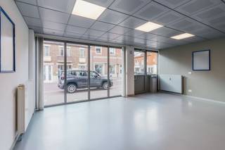 <p>Investeren in zekerheid en zichtbaarheid. Dit handelspand bevindt zich op een <strong>toplocatie </strong>in het centrum van Boechout, waar winkels en horeca zorgen voor een levendige passage. Ideaal voor wie op zoek is naar een <strong>stabiele vastgoedbelegging</strong>.</p><p>Het pand bestaat uit een mooie handelsruimte met veel daglicht. De indeling is flexibel en biedt mogelijkheden voor diverse commerciële activiteiten.</p><ul><li>Het pand is verhuurd aan 1.475 euro per maand.</li><li>Strategisch interessante locatie</li><li>Instapklaar en goed onderhouden</li></ul>