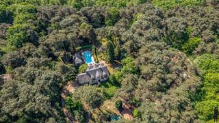 Exclusieve en uniek gelegen Engelse cottagevilla met orangerie, zwembad en aanpalende bouwgrond op ca. 1,9 ha in bosrijke omgevingBEKIJK ZEKER ONZE...