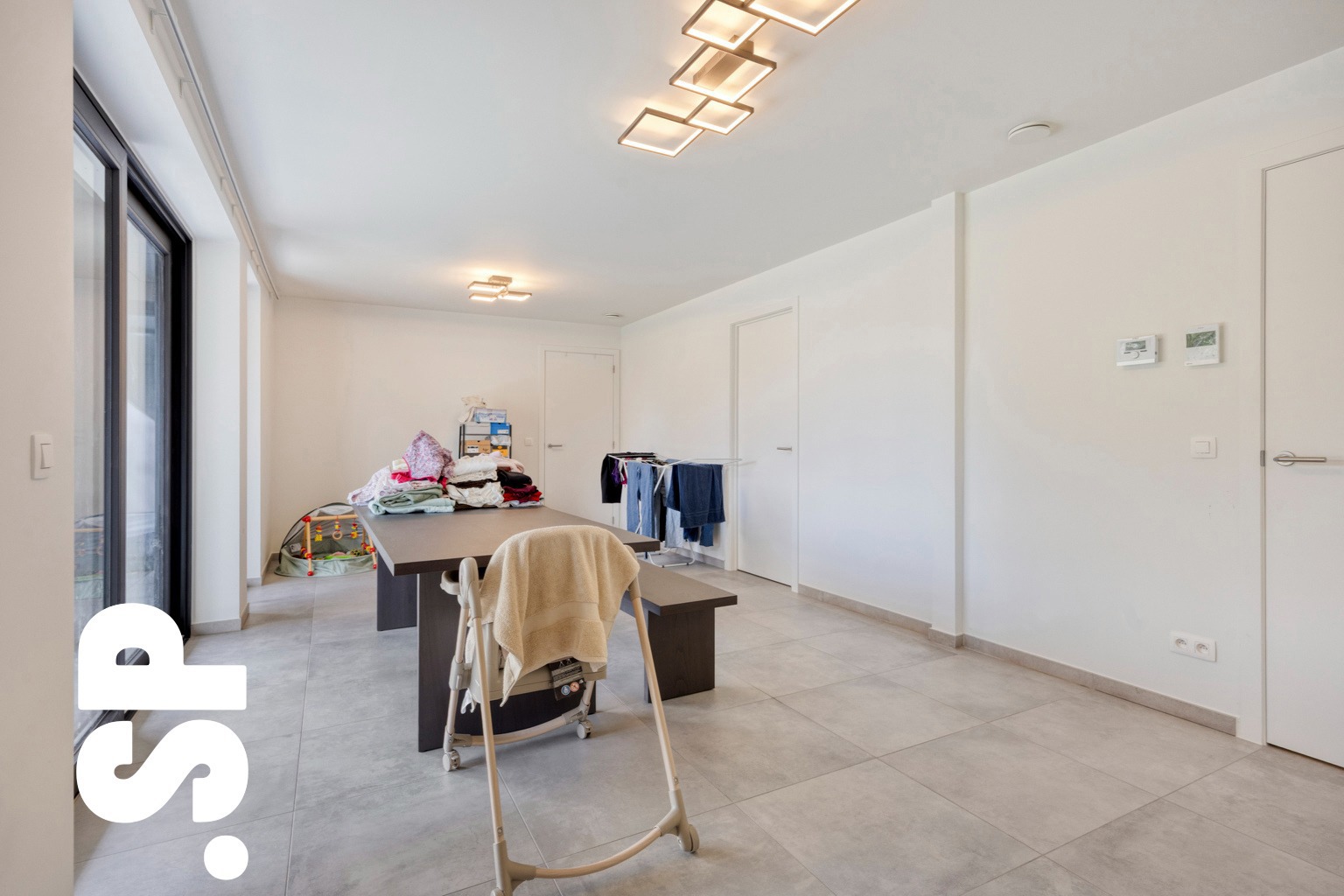 Volledig afwerkt gelijkvloers appartement met tuintje. - foto 4