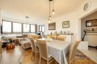 <ul><li><p><strong>Panoramisch uitzicht:</strong> Gelegen op de 3e verdieping met prachtig groen en veruitzicht.</p></li><li><p><strong>Ruim & Licht:</strong> Royale doorzon-woonkamer met warme parketvloer en grote raampartijen.</p></li><li><p><strong>Buitenruimte:</strong> Zonnig terras aan de rustige achterzijde.</p></li><li><p><strong>Optie garagebox:</strong> Mogelijkheid tot het aankopen van een garagebox aan 25.000 €</p></li><li><p><strong>Toplocatie:</strong> nabij openbaar vervoer, winkels en invalswegen.</p></li></ul><p><strong>Beschrijving:</strong> Aan de bruisende Lambrechtshoekenlaan in Merksem bevindt zich op de 3e verdieping (rechts) dit ruime en lichtrijke 2-slaapkamerappartement. Door de hoge ligging geniet u van een heerlijke lichtinval en een vrij uitzicht over de omgeving.</p><p> </p><p>U betreedt de woning via de stijlvolle marmeren inkomhal met handige inbouwkast. De riante leefruimte is voorzien van een gezellige parketvloer en biedt ruim plaats voor een zithoek en eethoek. Aansluitend bevindt zich de eigentijdse, ingerichte hoekkeuken.</p><p> </p><p>Aan de rustige achterzijde liggen 2 volwaardige slaapkamers, waarvan één direct toegang biedt tot het gezellige terras. De badkamer is uitgerust met een comfortabel ligbad/douchecombinatie en een lavabomeubel. Verder beschikt het appartement over een apart toilet en een inpandige berging.</p><p> </p><p>Als extra troef is er de optie om een achterliggende, private garagebox aan te kopen.</p>