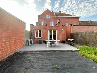 Op een steenworp van het centrum van Ardooie kan u dit gerenoveerd, instapklaar appartement terugvinden. Diverse kleinhandel, horeca, scholen,...