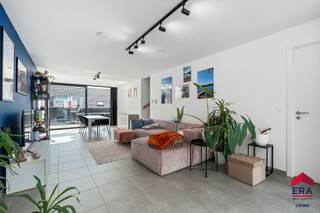 <p><strong>Ben je op zoek naar een recente nieuwbouwduplex (2020) met 3 slaapkamers, 3 terrassen en ondergrondse parkeerplaats in Aalst? Gevonden!</strong></p>
<p>In een rustige wijk, op fiets- en wandelafstand van het centrum van Aalst, het station en het OLV-ziekenhuis, vind je deze stijlvolle nieuwbouwduplex uit 2020. Dankzij de ligging geniet je hier van rust én een uitstekende bereikbaarheid. Het appartement bevindt zich op de tweede en derde verdieping van een verzorgd gebouw met lift en biedt alle comfort dat je vandaag verwacht. Wat deze eigendom echt uniek maakt, zijn de maar liefst drie terrassen. Hierdoor geniet je op elk verdiep van een aangename buitenruimte en extra lichtinval, wat zorgt voor een bijzonder ruim en open gevoel. Met EPC-label A, een condensatieketel, hoogrendementsglas, zonnepanelen en een ventilatiesysteem type D woon je hier bovendien energiezuinig en toekomstgericht. Ook de conforme elektrische keuring en videofoon zijn mooie extra troeven. Op de ondergrondse verdieping beschik je daarnaast over een private parkeerplaats en kelderberging, die verplicht zijn aan te kopen voor de prijs van 25.000 euro.</p>
<p>Je komt binnen via de inkomhal met apart toilet. De lichtrijke leefruimte sluit mooi aan op de volledig geïnstalleerde keuken en biedt toegang tot het eerste ruime terras van maar liefst 20 m². Verder vind je op deze verdieping een praktische berging, een eerste badkamer met douche en twee slaapkamers, die eveneens toegang hebben tot een eigen terras. Via de praktische trap bereik je de bovenverdieping, waar zich de master bedroom bevindt met dressing en een tweede badkamer met ligbad. Ook hier geniet je opnieuw van een extra terras, wat deze duplex een uitzonderlijk wooncomfort geeft.<br /><br />Verplichte aankoop van staanplaats en berging voor 25.000 euro. </p>