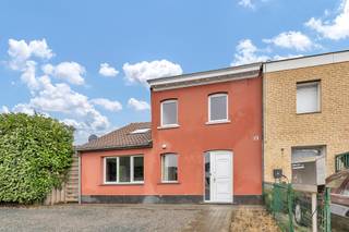 Deze instapklare half-open bebouwing op de Ninoofsesteenweg 216 in Lennik combineert charme met modern wooncomfort. De woning, gebouwd in 1930...