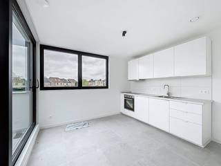 Dit ruime appartement, gelegen op een gunstige locatie nabij het centrum van Strombeek-Bever, beschikt over heel wat troeven. Het gebouw werd recent volledig en energiezuinig gerenoveerd, wat zorgt voor een hedendaags wooncomfort.Indeling:- Lichtrijke leefruimte met open keuken en toegang tot het terras- Praktische berging met warmtepomp en mogelijkheid aansluiting voor een wasmachine- Apart gastentoilet- Ruime slaapkamer- Aansluitende badkamer met douche en lavabo- Bureauruimte op het gelijkvloersDaarnaast bestaat de mogelijkheid om twee achter elkaar gelegen staanplaatsen bij te huren voor €150/maand.Het appartement bevindt zich in een kleinschalige residentie zonder gemeenschappelijke kosten en is onmiddellijk beschikbaar.Interesse in een bezoek? Registreer u via onze website of stuur een e-mail naar jens.moens@dewaele.com.